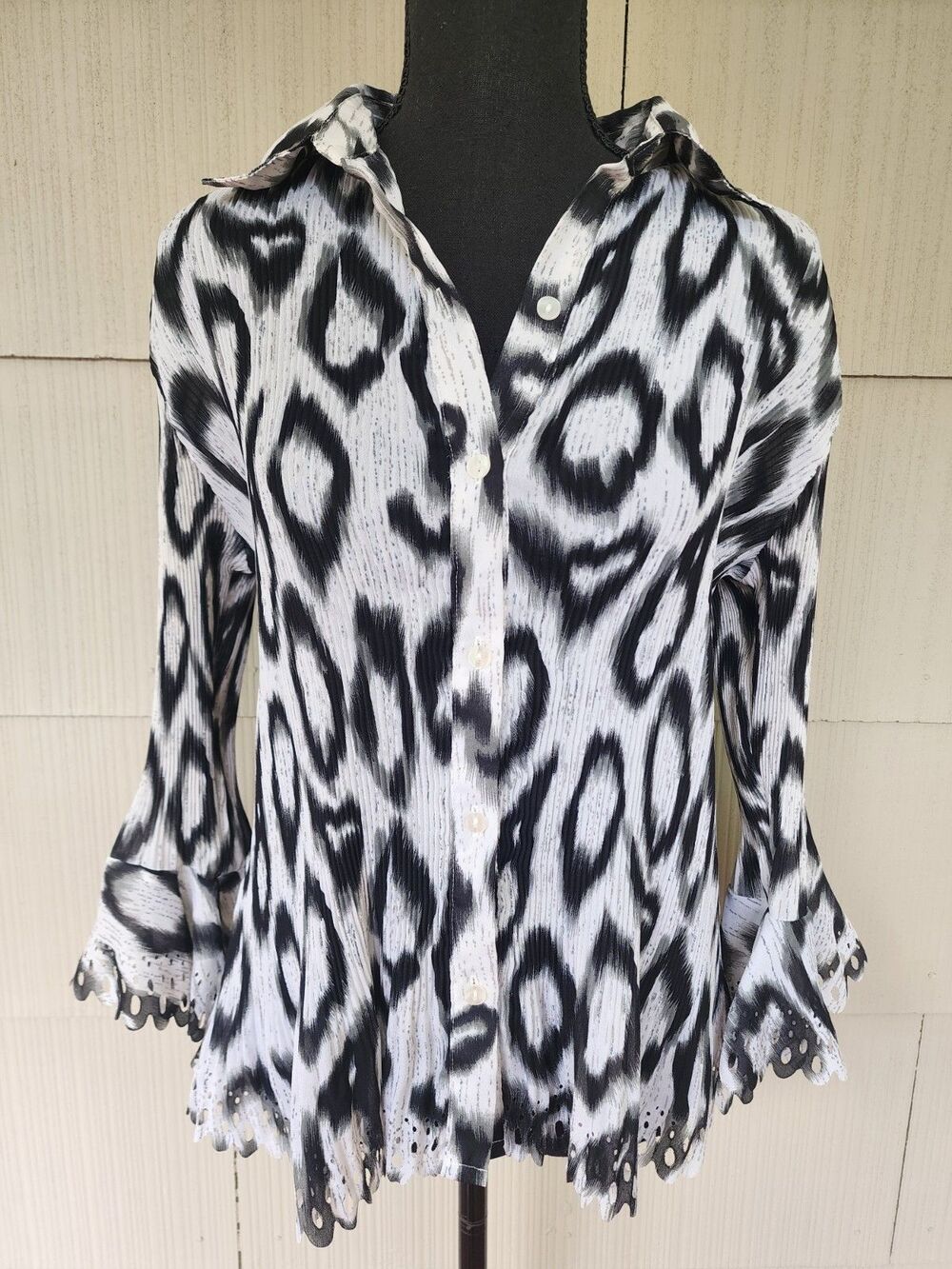 Black And White Button Down Top Womens Size Small/Medium Crinkled Laser Cut  Hem